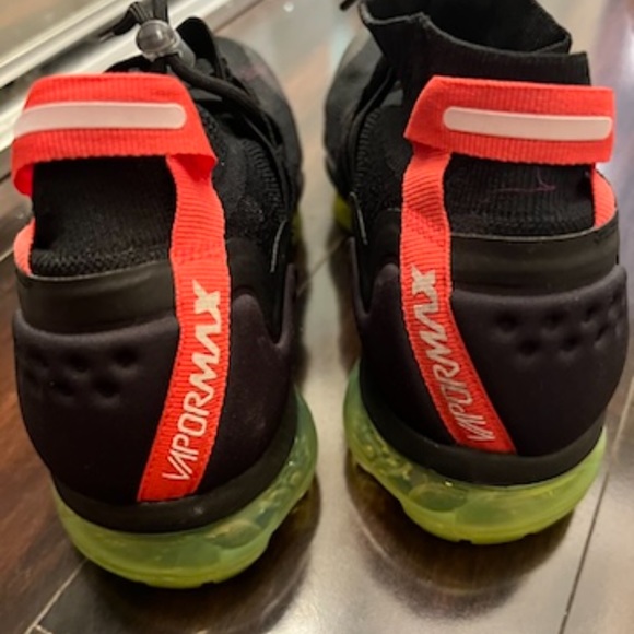 Nike vapormax ankle height. Size 7 in men fits size 8.5 women - Picture 2 of 4